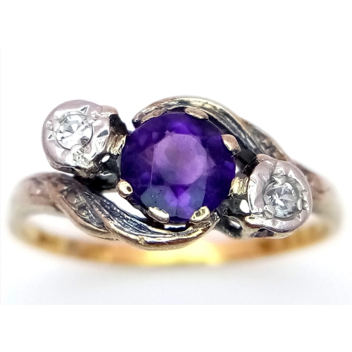 788 - AN 18K YELLOW GOLD & PLATINUM VINTAGE DIAMOND & AMETHYST TWIST 3 STONE RING. 2G. SIZE L