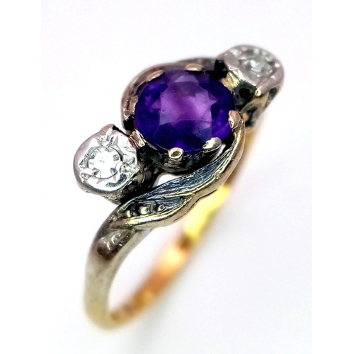 788 - AN 18K YELLOW GOLD & PLATINUM VINTAGE DIAMOND & AMETHYST TWIST 3 STONE RING. 2G. SIZE L