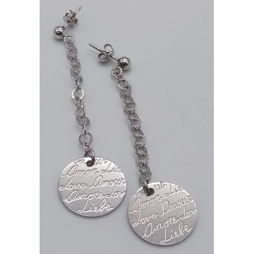 1259 - A sterling silver pair of earrings with the word LOVE in many languages. Drop: 6 cm, total weight: 6... 