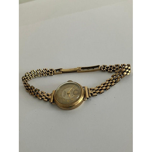 84 - Ladies Vintage HELVETIA 9 carat GOLD WRISTWATCH Complete with 9 carat GOLD Bracelet strap. Manual wi... 