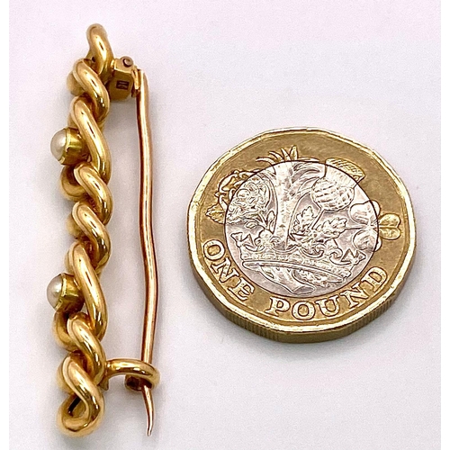 1062 - An Antique 15K Yellow Gold and Pearl Bar Brooch. Twisted curb design. 4.5cm. 4.3g total weight.