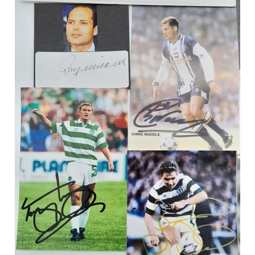 954 - AN INTERESTING COLLECTION OF 20 SIGNED FOOTBALL  ITEMS FROM 1950'S ONWARDS INCLUDING KEVIN KEEGAN , ... 