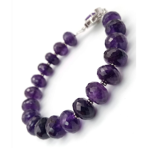 1122 - A 155ct Beautifully Faceted Amethyst Gemstone Bracelet with 925 Silver Amethyst Clasp. 18cm length. ... 