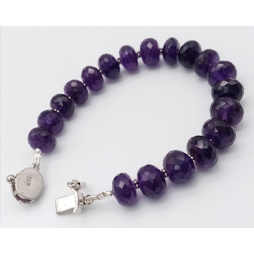 1122 - A 155ct Beautifully Faceted Amethyst Gemstone Bracelet with 925 Silver Amethyst Clasp. 18cm length. ... 