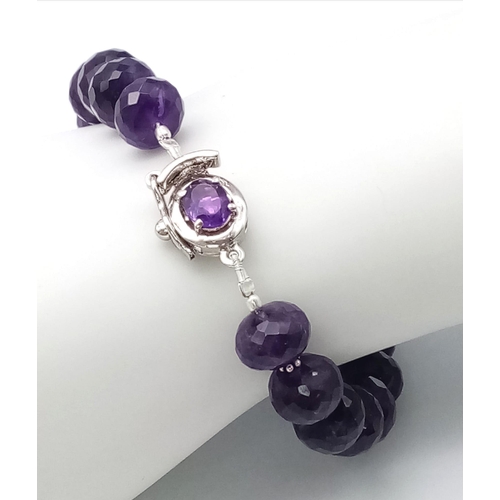 1122 - A 155ct Beautifully Faceted Amethyst Gemstone Bracelet with 925 Silver Amethyst Clasp. 18cm length. ... 