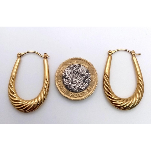 19 - Two 9 K yellow gold pairs of hoop earrings, Creole style, length: 33 mm and 19 mm respectively, tota... 