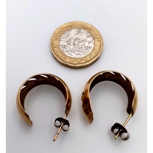 19 - Two 9 K yellow gold pairs of hoop earrings, Creole style, length: 33 mm and 19 mm respectively, tota... 