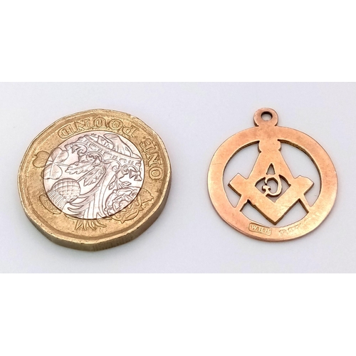 226 - A 9 K rose gold masonic pendant, diameter: 20 mm, weight: 1.8 g.