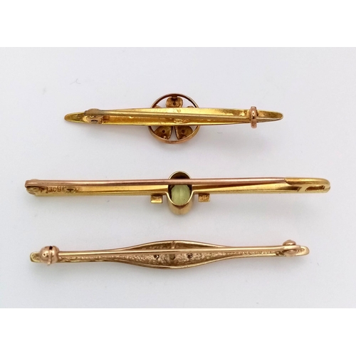 292 - An eclectic small group of three vintage, 9 K yellow gold brooches with gems (diamonds, ruby, perido... 