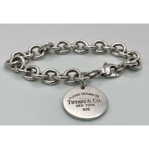 421 - A STERLING SILVER TIFFANY & CO BRACELET - HAS THE T & CO MAKERS HALLMARK 35.9G