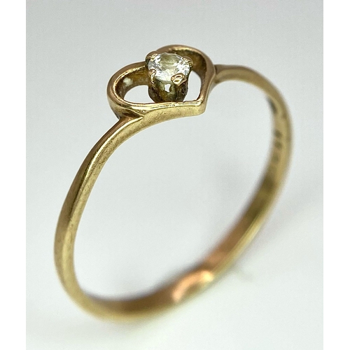 465 - A 9 K yellow gold ring with a cubic zirconium enclosed in a heart. Size: N, weight:  0.9 g.