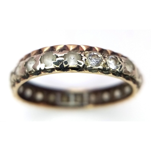 569 - A vintage, 9 K yellow gold eternity ring, clear stone set, size: O, weight: 1,9 g.