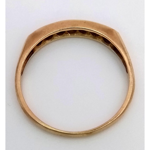 576 - A 9 K yellow gold ring with a band of round cut cubic zirconia. Size: P, weight: 1.6 g.