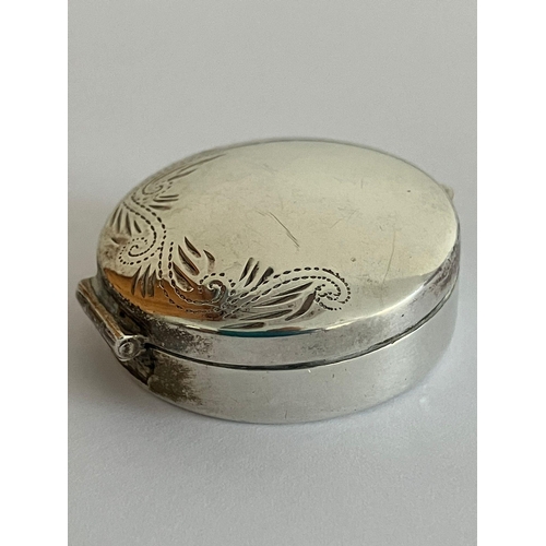 820 - Vintage SILVER PILL BOX in excellent condition. Circular shape 3 cm diameter.