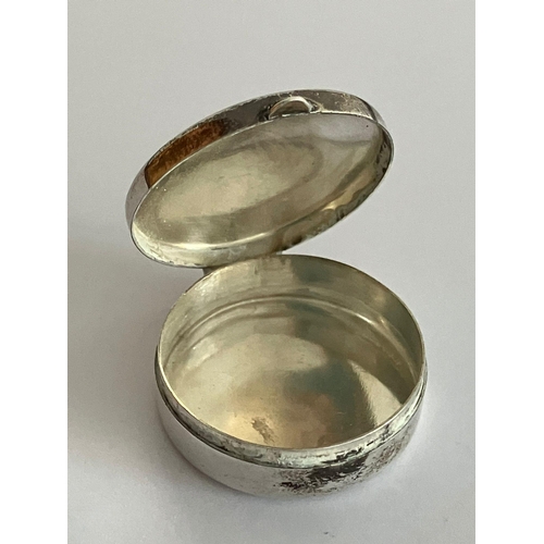 820 - Vintage SILVER PILL BOX in excellent condition. Circular shape 3 cm diameter.