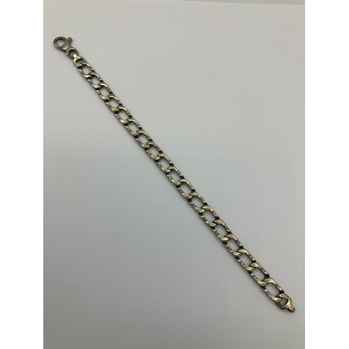 917 - Ladies SILVER CURB CHAIN BRACELET. Having attractive wavy links. Full UK hallmark. 20 cm.