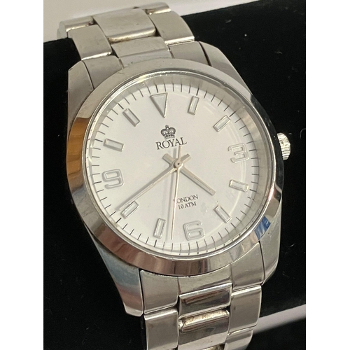 931 - 2 x. Gentlemans QUARTZ WRISTWATCHES . Quality brands to include a LORUS Day/Date Finished in Silver ... 