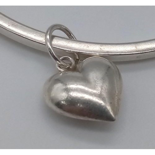 1164 - A 925 silver heart bracelet. Total weight 9.45G. Diameter 8cm.