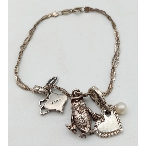 1174 - A vintage sterling silver charm bracelet. Total weight 9G. Total length 20cm. Please see photos for ... 