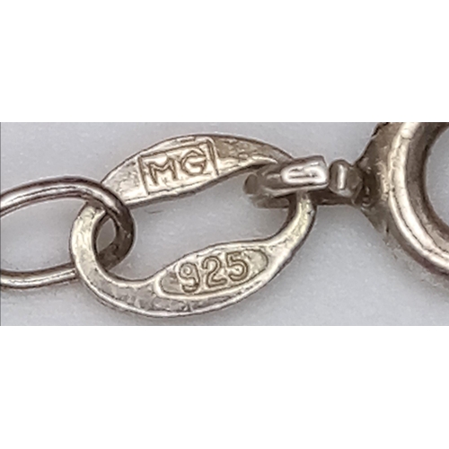 1174 - A vintage sterling silver charm bracelet. Total weight 9G. Total length 20cm. Please see photos for ... 