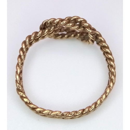 1253 - A 9K YELLOW GOLD LUCKY KNOT RING. 1.7G. SIZE L