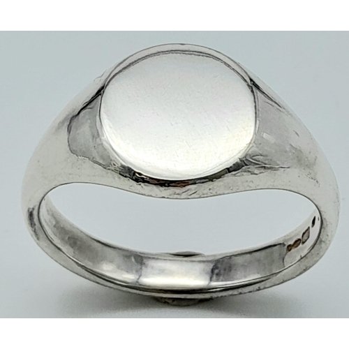 1333 - A STERLING SILVER OVAL SIGNET RING. 8.9G SIZE Y