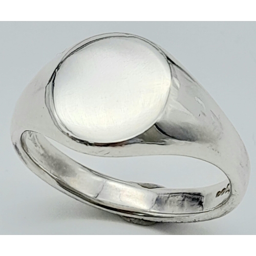 1333 - A STERLING SILVER OVAL SIGNET RING. 8.9G SIZE Y