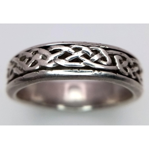 1367 - A STERLING SILVER CELTIC DESIGN BAND RING WITH SPINNING CENTRE SECTION 7.9G SIZE Z 3