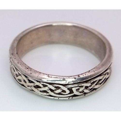 1367 - A STERLING SILVER CELTIC DESIGN BAND RING WITH SPINNING CENTRE SECTION 7.9G SIZE Z 3