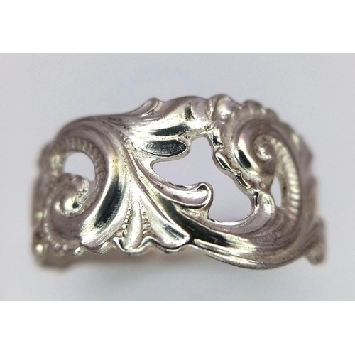 1383 - A STERLING SILVER RECYCYLED SPOON HANDLE RING. 4.2G SIZE Z. HAND CRAFTED BY ADAM