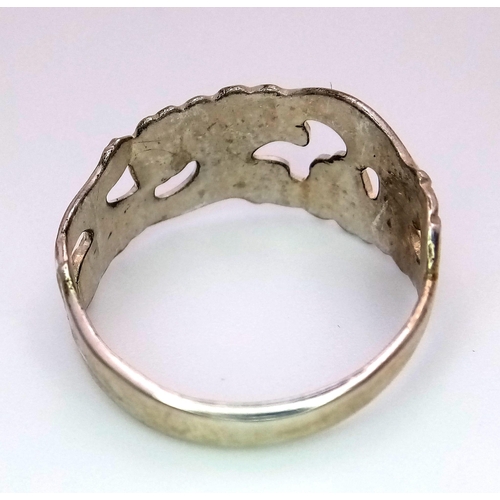 1383 - A STERLING SILVER RECYCYLED SPOON HANDLE RING. 4.2G SIZE Z. HAND CRAFTED BY ADAM