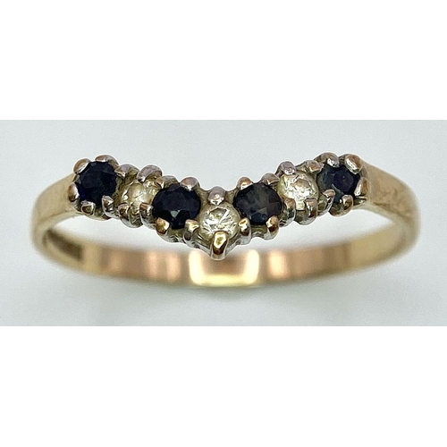 789 - A 9 K yellow gold ring with round cut sapphires and cubic zirconia, size: P, weight: 1 g.