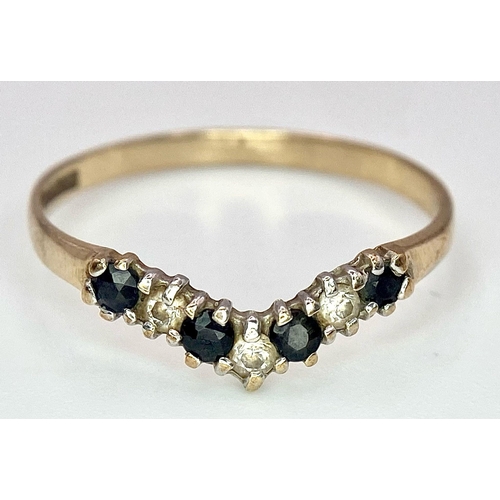 789 - A 9 K yellow gold ring with round cut sapphires and cubic zirconia, size: P, weight: 1 g.