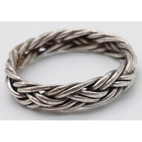 997 - A STERLING SILVER TWIST BRAIDED BAND RING 4.8G SIZE W.