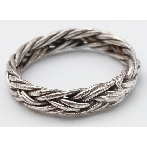 997 - A STERLING SILVER TWIST BRAIDED BAND RING 4.8G SIZE W.