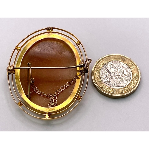 696 - An Antique 9K Yellow Gold Cameo Brooch - with safety chain.
5cm. 9.45g total weight.