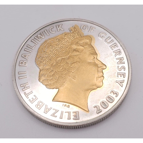 1048 - A GOLDEN JUBILEE ELIZABETH II SILVER £5 COIN HIGHLIGHTED IN 22K GOLD MINTED FOR GUERNSEY AND DATED 2... 