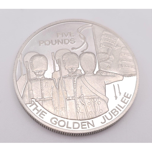 1048 - A GOLDEN JUBILEE ELIZABETH II SILVER £5 COIN HIGHLIGHTED IN 22K GOLD MINTED FOR GUERNSEY AND DATED 2... 