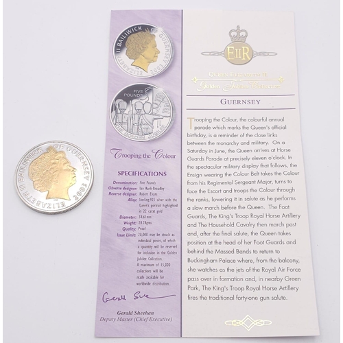 1048 - A GOLDEN JUBILEE ELIZABETH II SILVER £5 COIN HIGHLIGHTED IN 22K GOLD MINTED FOR GUERNSEY AND DATED 2... 