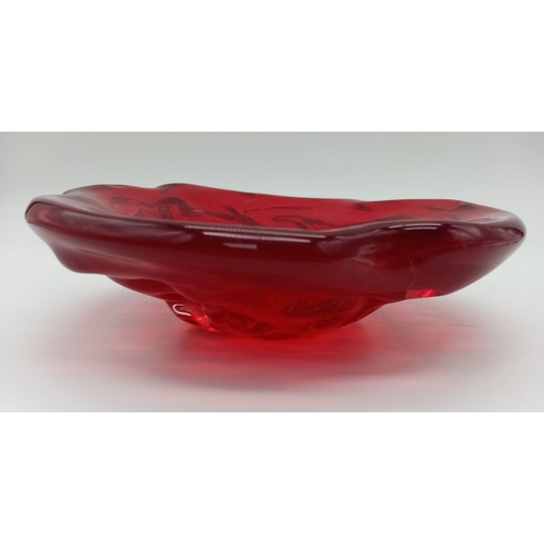 1055 - A HEAVY RED GLASS ASHTRAY CICA 1960'S  POSSIBLY MURANO .  18cms DIAMETER