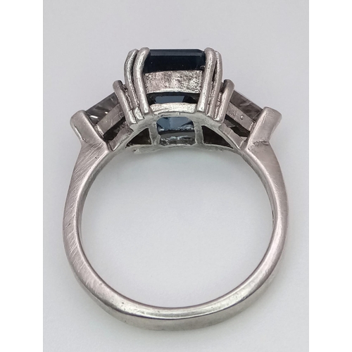 1123 - A BLUE TOPAZ SILVER RING .  5.2gms   size O