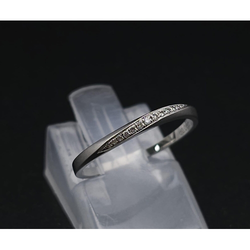 1213 - AN 18K WHITE GOLD DIAMOND SET TWIST BAND RING. 1.2G. SIZE J.