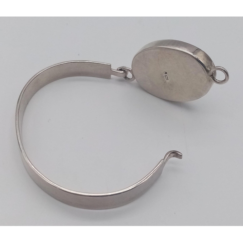 1341 - A vintage 925 silver click-on bangle with large Mother of pearl centre. Total weight 22.8G.