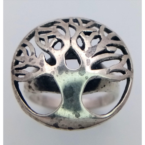 1424 - A STERLING SILVER TREE OF LIFE RING. 5.6G. SIZE L