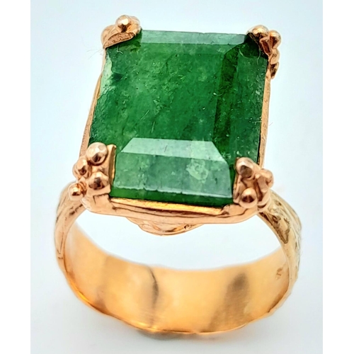 154 - A sterling silver and rose gold ring with an emerald cut emerald (appr. 11 carats). Ring size: O, we... 