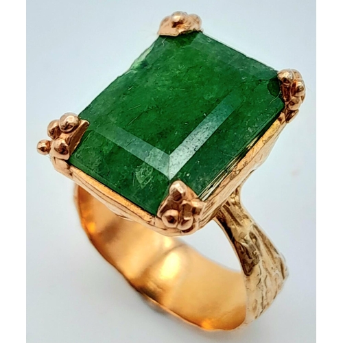 154 - A sterling silver and rose gold ring with an emerald cut emerald (appr. 11 carats). Ring size: O, we... 