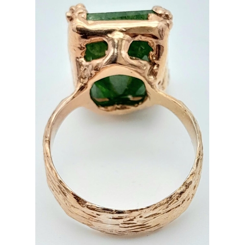 154 - A sterling silver and rose gold ring with an emerald cut emerald (appr. 11 carats). Ring size: O, we... 