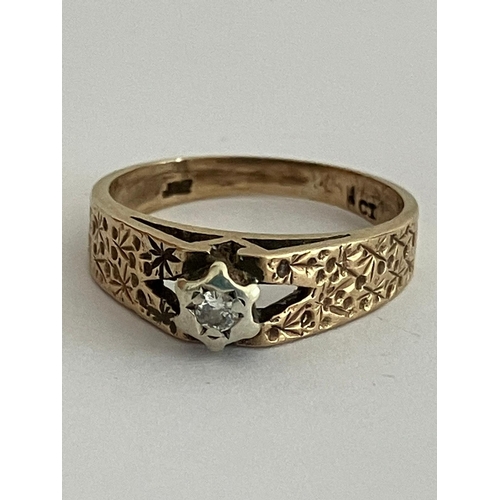 1522 - Vintage 9 carat GOLD RING Having platinum and DIAMOND set to top. Attractive chased design to band. ... 