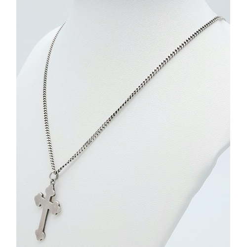 1011 - A SOLID SILVER CROSS PENDANT IN CLASSICAL SHAPE ON A 46cms SILVER CHAIN .  10.2gms