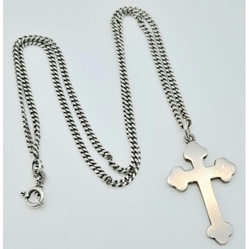 1011 - A SOLID SILVER CROSS PENDANT IN CLASSICAL SHAPE ON A 46cms SILVER CHAIN .  10.2gms